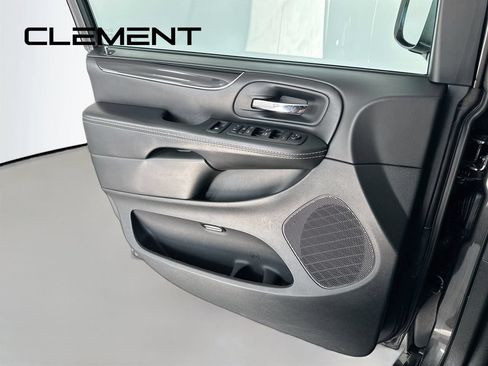 Used 2017 Dodge Grand Caravan SE FWD image 26
