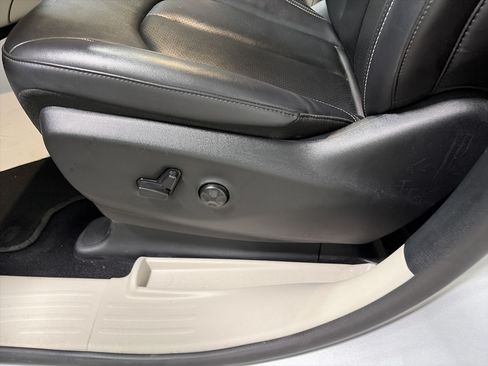 Used 2024 Chrysler Pacifica Touring-L FWD image 14