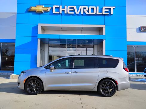 Used 2020 Chrysler Pacifica Touring-L w/ S Appearance Package image 30