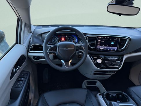 Used 2024 Chrysler Pacifica Touring-L FWD image 6