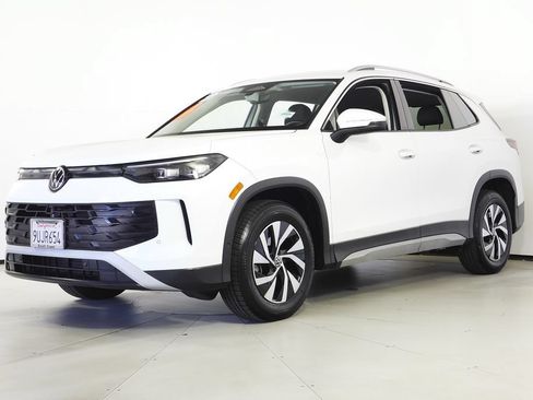 Used 2025 Volkswagen Tiguan S FWD image 2