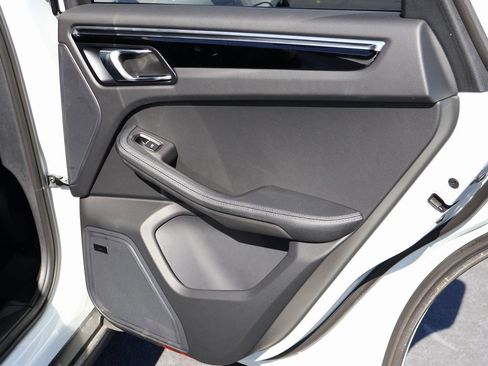 Used 2025 Porsche Macan image 15