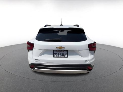 Used 2025 Chevrolet Trax LT w/ LT Convenience Package FWD image 10
