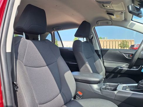 Used 2020 Toyota RAV4 LE FWD image 29