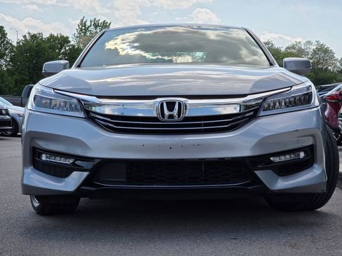 Used 2017 Honda Accord Touring image 3