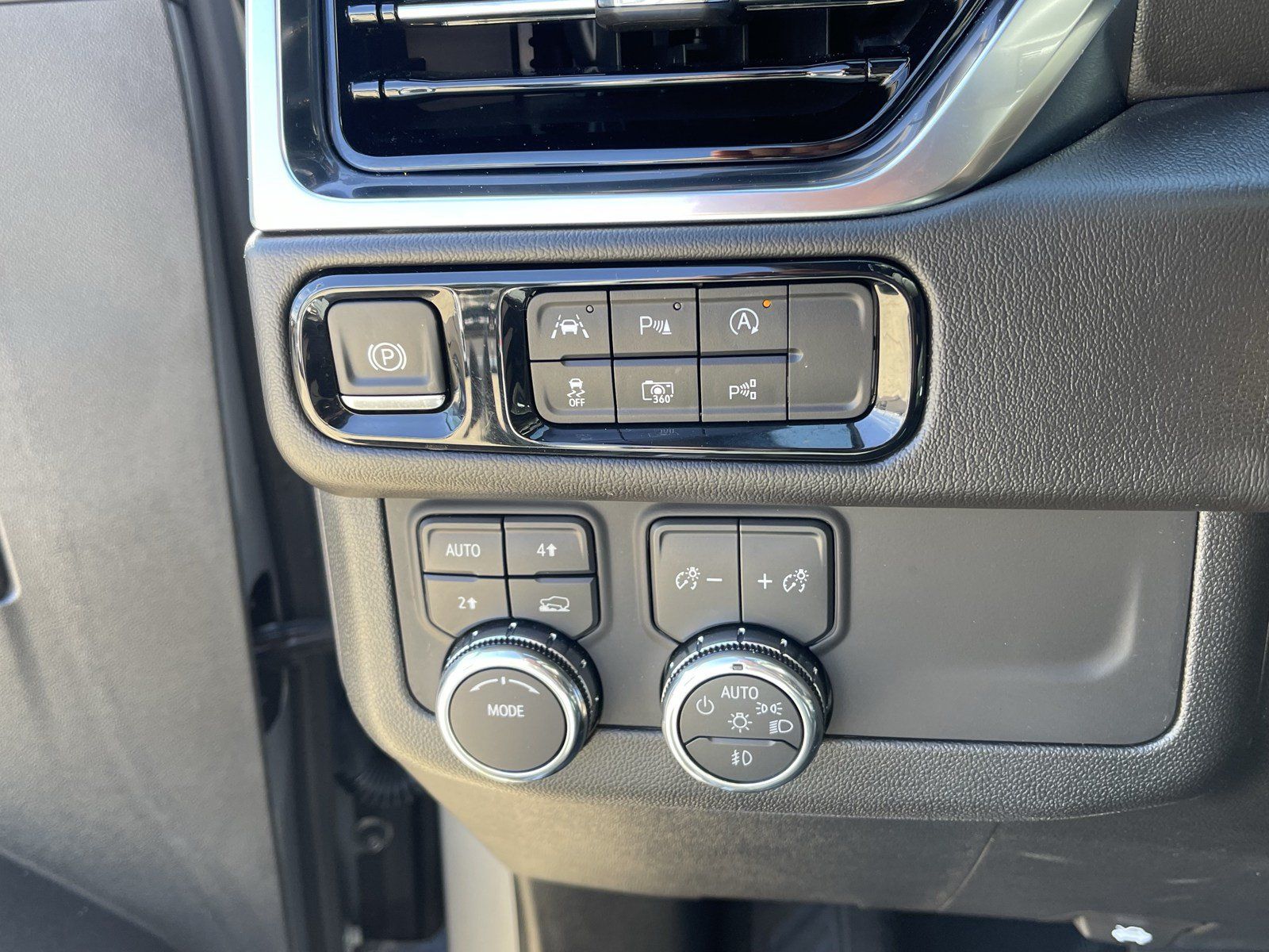 Used 2025 GMC Yukon XL Denali AWD/4WD image 24