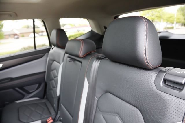 Used 2025 Volkswagen Atlas Peak Edition SE AWD/4WD image 18