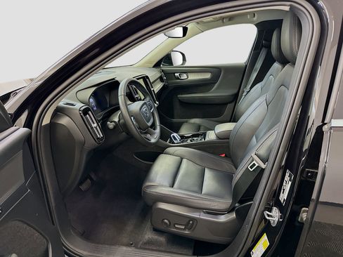 Used 2025 Volvo XC40 B5 Plus image 13
