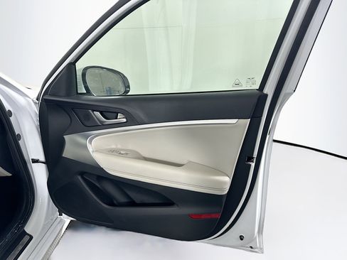 Used 2025 Genesis G70 2.5T image 31