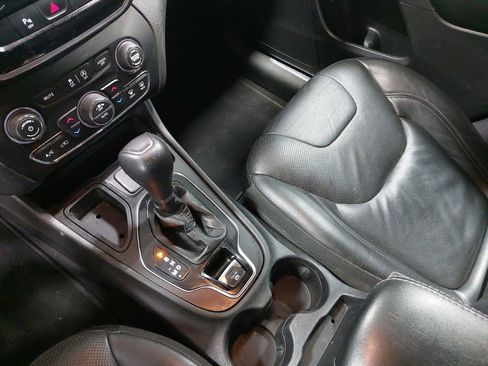 Used 2019 Jeep Cherokee Limited FWD image 24