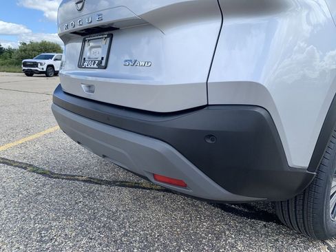 Used 2023 Nissan Rogue SV image 4