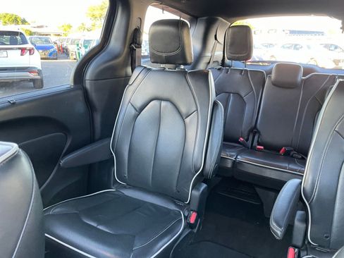 Used 2025 Chrysler Pacifica Limited FWD image 43
