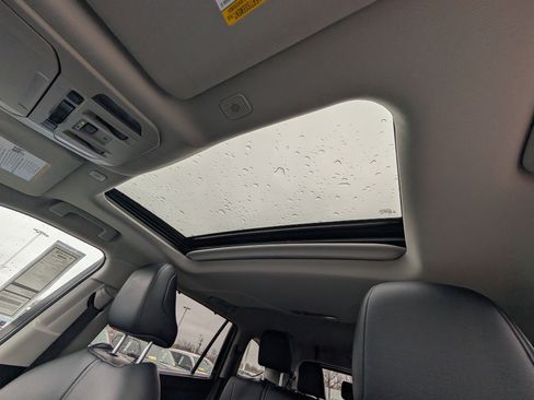 Used 2024 Toyota Highlander XLE image 32