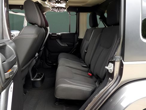 Used 2016 Jeep Wrangler Unlimited Sahara w/ Connectivity Group image 26