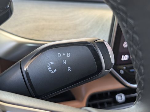 Used 2025 Volkswagen ID. Buzz 1st Edition RWD image 36