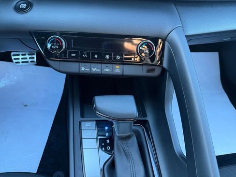 Certified 2025 Hyundai Elantra Sport image 18