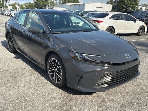 New 2026 Toyota Camry Hybrid FWD image 3