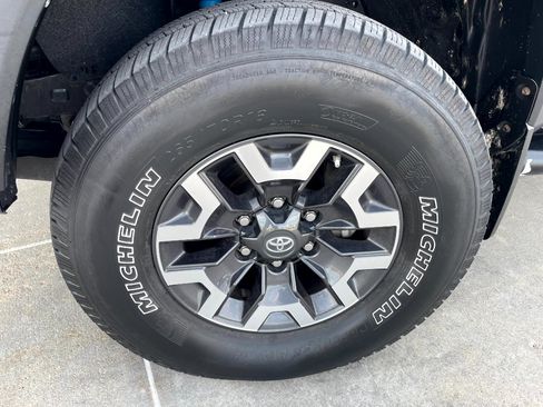 Used 2020 Toyota Tacoma TRD Off-Road AWD/4WD image 6