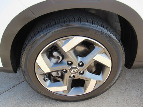 Certified 2025 Hyundai Venue SEL FWD image 9
