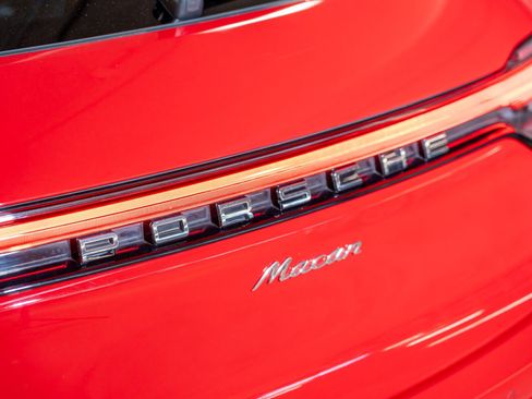 Certified 2024 Porsche Macan AWD/4WD image 18