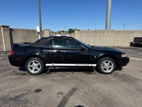 Used 2002 Ford Mustang Convertible RWD image 8