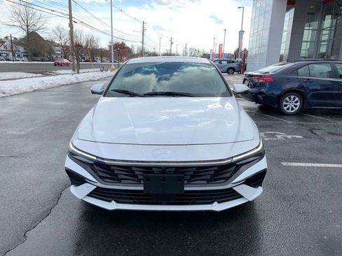 Used 2024 Hyundai Elantra Limited image 9