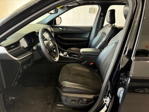 Used 2023 Jeep Grand Cherokee Altitude AWD/4WD image 16