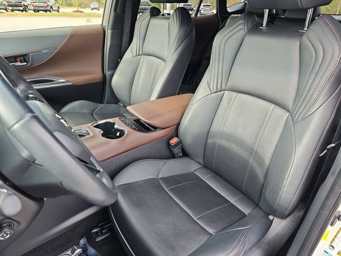 Used 2021 Toyota Venza XLE w/ Softex Package image 15