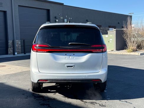 Used 2024 Chrysler Pacifica Limited w/ S Appearance Package image 4