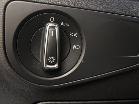 Used 2020 Volkswagen Tiguan SE image 18