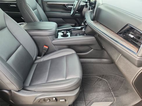 Used 2025 Chevrolet Suburban LT w/ Comfort Package RWD image 28