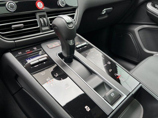 Certified 2026 Porsche Macan AWD/4WD image 21