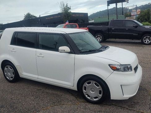 Used 2010 Scion xB FWD image 2