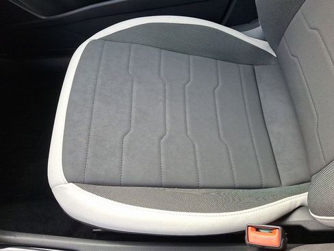 Certified 2025 Volkswagen Taos SE w/ Panoramic Sunroof Package image 25