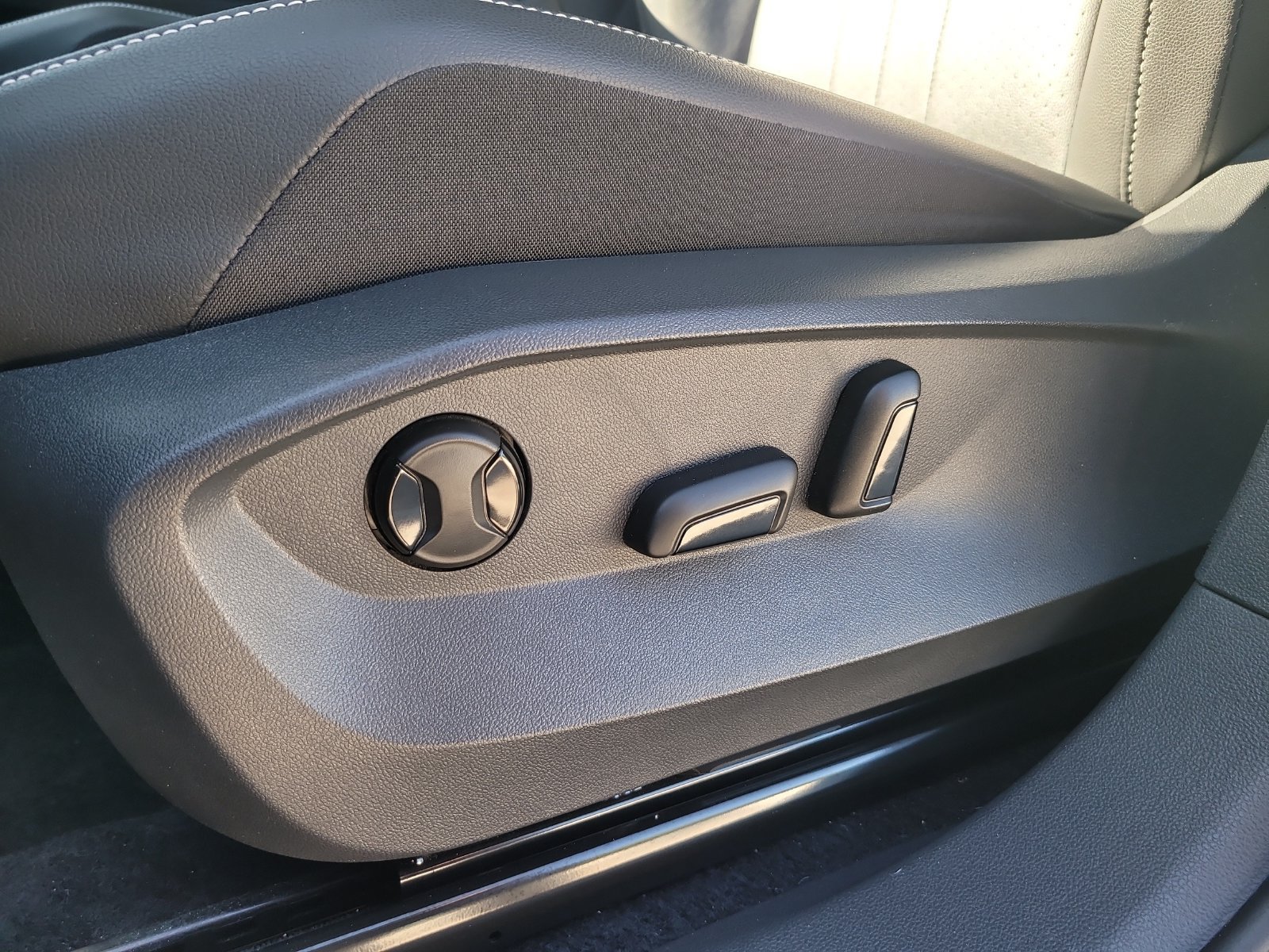 Used 2024 Volkswagen Tiguan SE FWD image 16