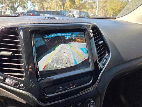 Used 2019 Jeep Cherokee Limited image 23