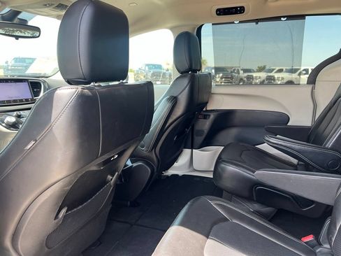 Used 2023 Chrysler Pacifica Touring-L FWD image 17