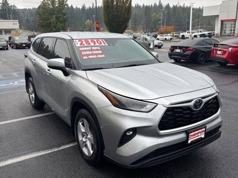 Used 2022 Toyota Highlander LE image 4