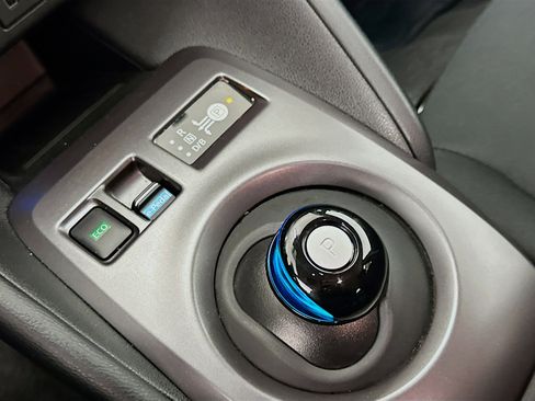 Used 2025 Nissan Leaf S FWD image 25