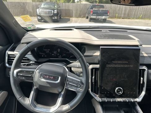 Used 2025 GMC Acadia Elevation w/ Elevation Premium Package FWD image 12