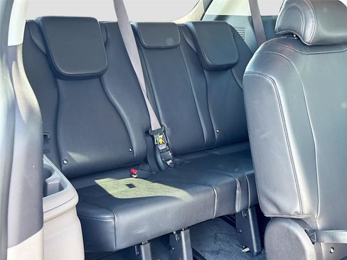 Used 2025 Kia Carnival FWD image 31