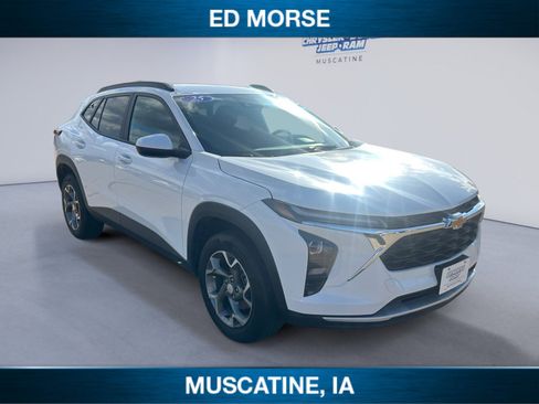 Used 2025 Chevrolet Trax LT w/ LT Convenience Package FWD image 7