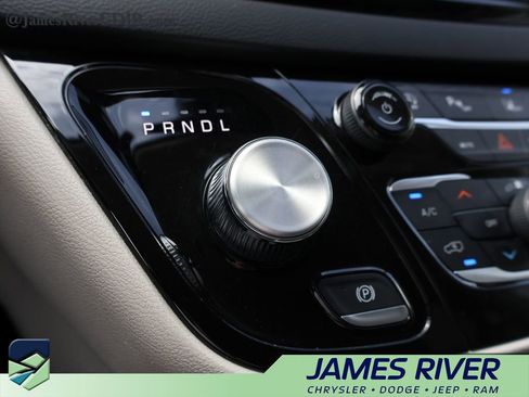 Used 2023 Chrysler Pacifica Touring-L FWD image 36