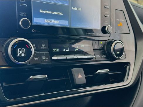 Used 2021 Toyota Highlander XLE AWD/4WD image 9