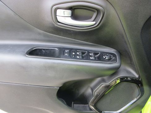 Used 2018 Jeep Renegade Altitude image 21