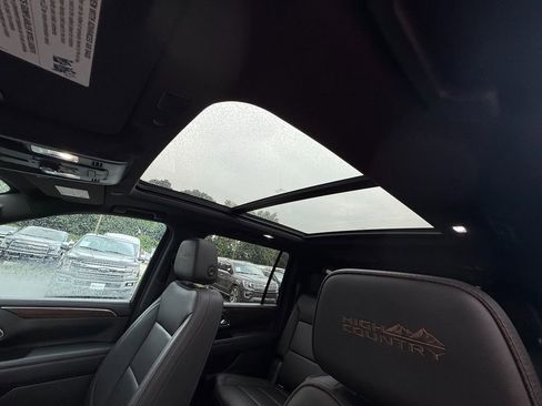 Used 2022 Chevrolet Suburban High Country w/ Premium Package 2 image 7