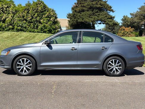 Used 2017 Volkswagen Jetta SE FWD image 6