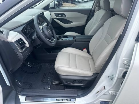 Used 2023 Nissan Rogue SV w/ SV Premium B Package FWD image 9