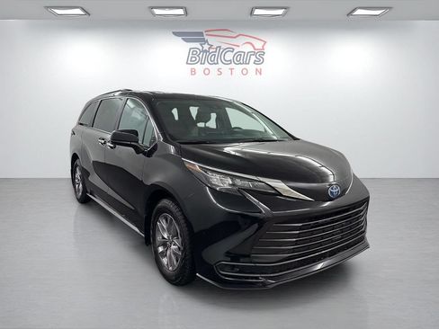Used 2025 Toyota Sienna XLE FWD image 3