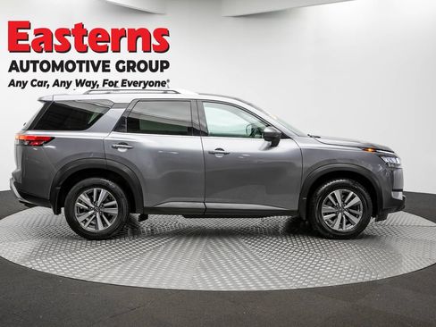 Used 2023 Nissan Pathfinder SL AWD/4WD image 4
